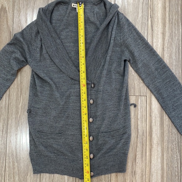 Beautiful Cardigan. - Picture 4 of 9